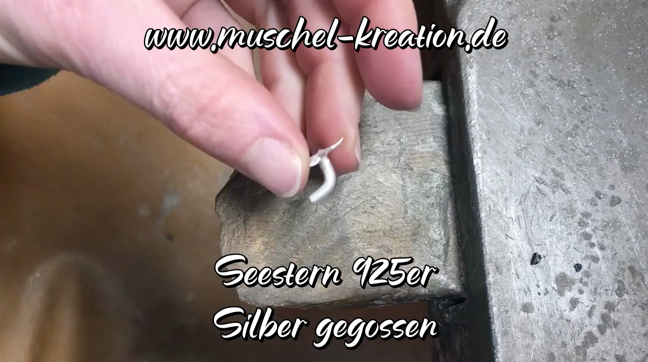 Goldschmiedearbeit-Naturschmuck-Guss-925er-Silber-versaeubern-und-oese-anloeten-handarbeit