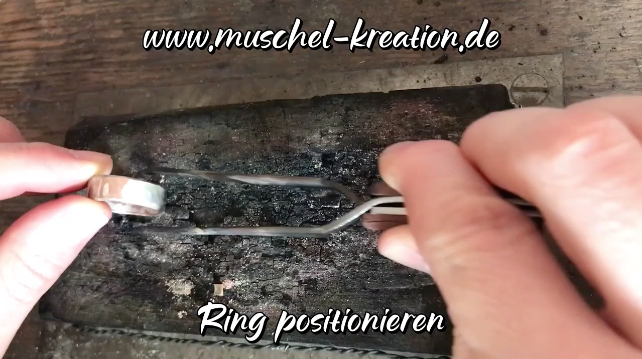 Goldschmiede Mainz Fassung auf Hammerschlag Ring in 925 Silber aufloeten