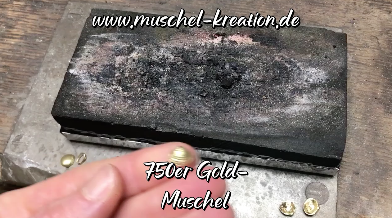 Herstellung-Handarbeit-Naturschmuck-Muschelschmuck-750er-Gold-Ohrstecker-loeten