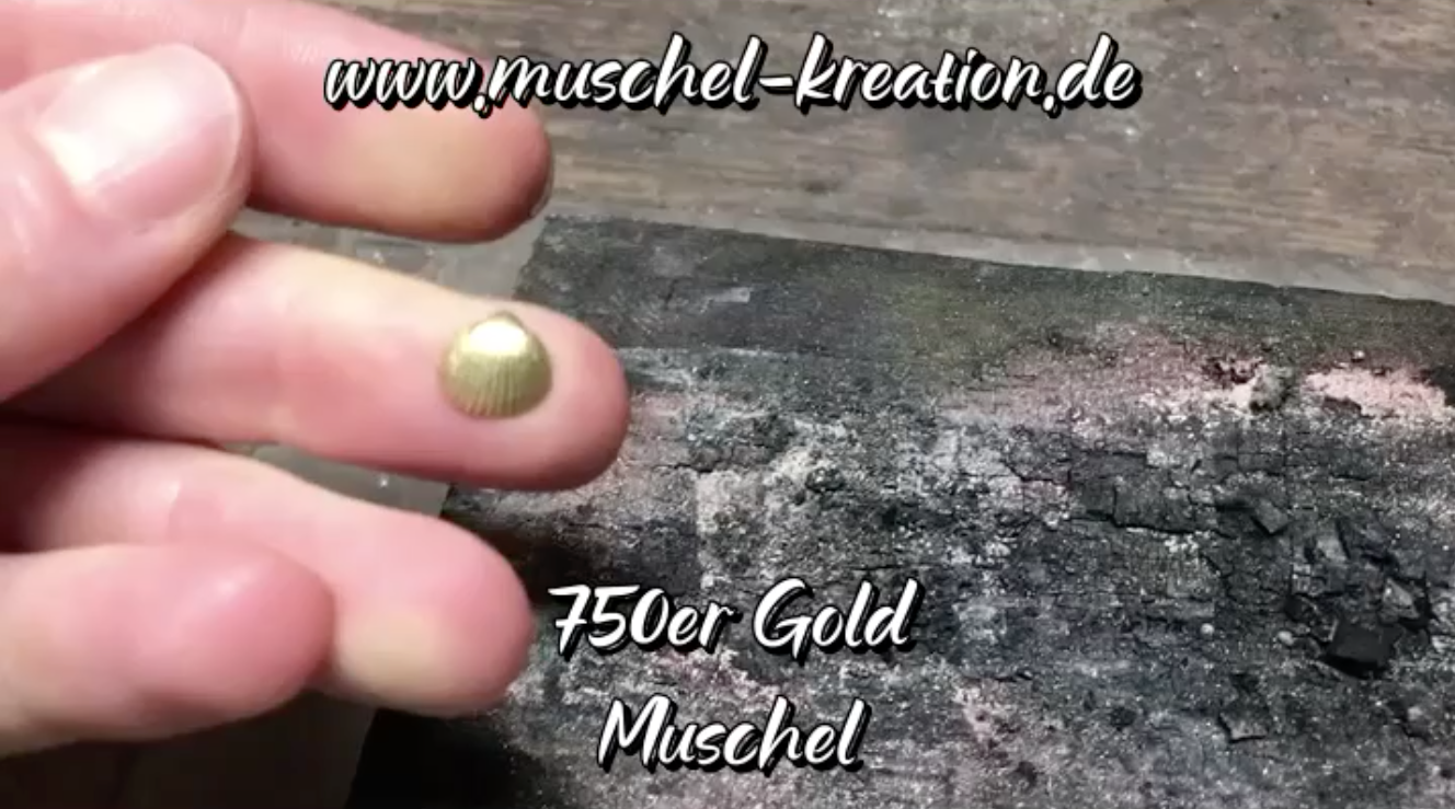 Herstellung-Handarbeit-Naturschmuck-Muschelschmuck-750er-Gold-Anhaenger-Oese-loeten
