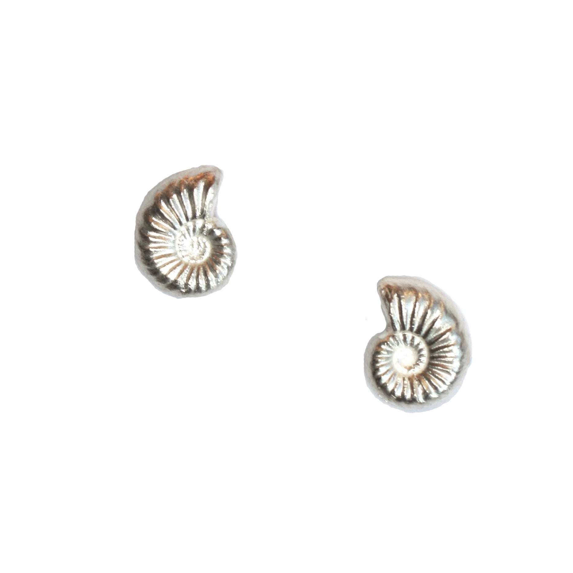 Maritimer-Naturschmuck-Ohrstecker-klein-Ammoniten-handgemacht-925er-Silber
