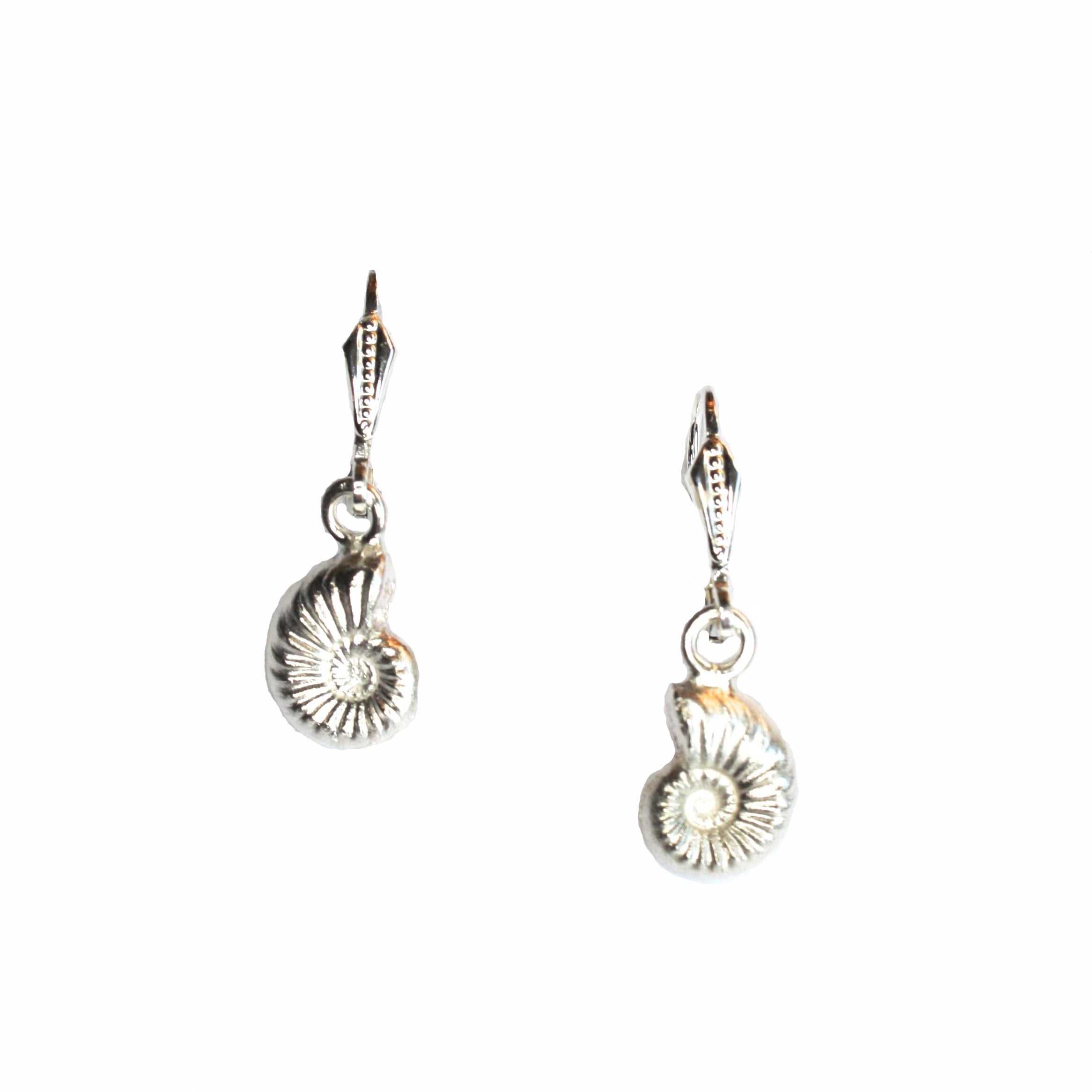 Maritmer-Naturschmuck-Ohrringe-kleine-Ammoniten-handgemacht-925er-Silber
